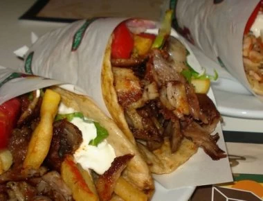 Μία πίτα γύρο από όλα - Πόσες θερμίδες κρύβει